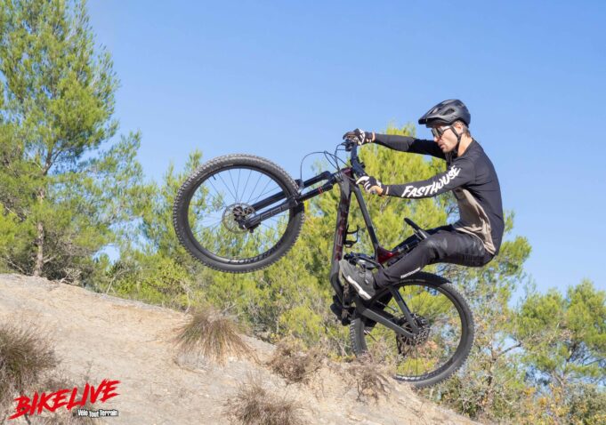 Trek Slash 9.9 X01 : Une évolution ludique et performante